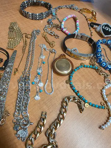 Lot of miscellaneous jewelry
