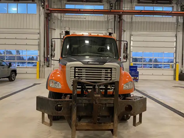 2011 Freightliner m12 with a DD13 detroit Diesel